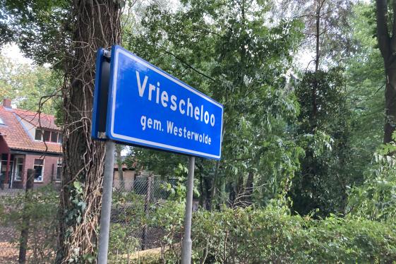 Vriescheloo plaatsnaambord in